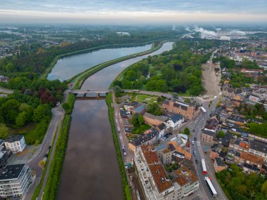 Duffel, Antwerp, Belçika, 17 Mayıs 2023, Antwerp bölgesindeki Duffel köyü hava fotoğrafında Nete nehrinin yukarısından görülen evleri ve caddeleri gösteriyor.