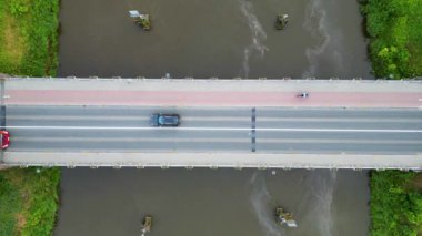 Hava görüntüsü, köprünün hemen üstünde az trafik var. Yavaş Havadan Kuşların Gözü Tepede Derin Mavi Nehir ya da Sabit Körfez Su Yüzeyi. Sahne halen kopyasıyla havadan taşınıyor