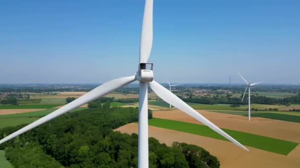 Воздушный Обзор Мощной Ветряной Турбины Производства Энергии Красивом Безоблачном Голубом — стоковое видео