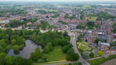 Duffel, Antwerp, Belçika, 17 Mayıs 2023, Duffel köyü, Antwerp bölgesindeki hava görüntüleri, Nete nehrinin yukarısından görülen evleri ve caddeleri gösteriyor.