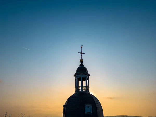 Вид Воздуха Силуэт Небесной Религиозной Церкви Колокольни Часовни Голубым Фиолетовым — стоковое фото