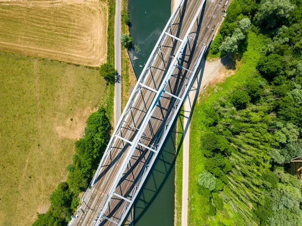 Flygfoto Metall Järnvägsbro Över Vattnet Flod Med Skogen Och Fältet — Stockfoto
