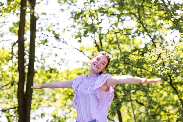 Özgür Mutlu Kadın Ormanda Doğanın tadını çıkarıyor. Beauty Girl Outdoor. Özgürlük kavramı. Gökyüzü ve Güneş 'ten daha güzel çekici bir kız. Güneş ışınları. Keyif. Yüksek kalite fotoğraf