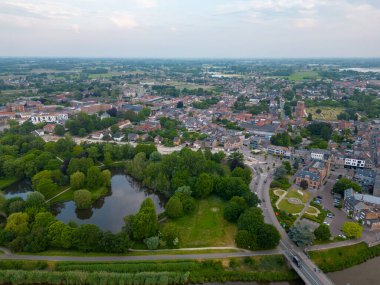 Duffel, Antwerp, Belçika, 15 Haziran 2023, Duffel kasabası veya köyü, Antwerp bölgesinde, köyün evleri ve caddelerini gösteren hava fotoğrafı. Yüksek kalite fotoğraf