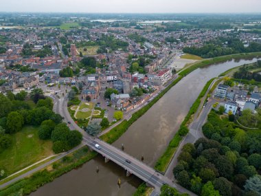 Duffel, Antwerp, Belçika, 15 Haziran 2023, Duffel kasabası veya köyü, Antwerp bölgesinde, köyün evleri ve caddelerini gösteren hava fotoğrafı. Yüksek kalite fotoğraf