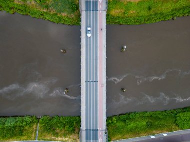 Hava görüntüsü, köprünün hemen üstünde az trafik var. Yavaş Havadan Kuşların Gözü Tepede Derin Mavi Nehir ya da Sabit Körfez Su Yüzeyi. Sahne halen kopyasıyla havadan taşınıyor