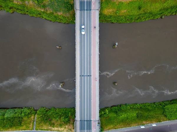 Вид Воздуха Пов Прямо Над Мостом Небольшим Автомобильным Движением Slow — стоковое фото