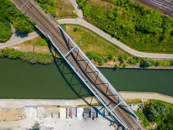 Вид Воздуха Металлический Железнодорожный Мост Через Реку Лесом Полем Стороне — стоковое фото