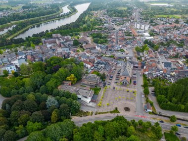 Duffel, Antwerp, Belçika, 15 Haziran 2023, Duffel kasabası veya köyü, Antwerp bölgesinde, köyün evleri ve caddelerini gösteren hava fotoğrafı. Yüksek kalite fotoğraf