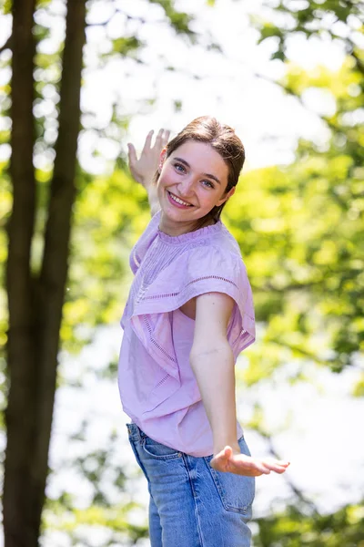 Mujer Joven Con Los Brazos Extendidos Está Disfrutando Soleado Día — Foto de Stock
