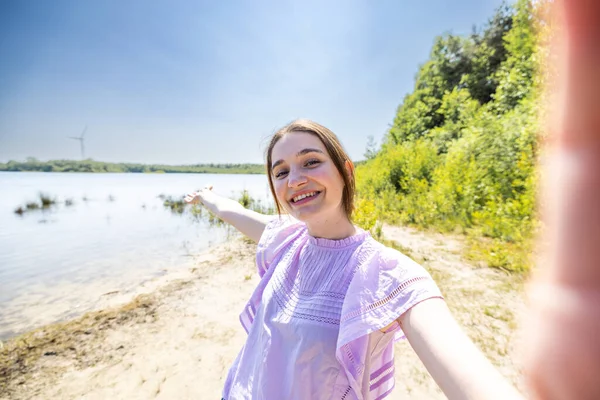 Encantadora Joven Hermosa Sonriendo Lado Del Lago Chica Atractiva Feliz — Foto de Stock