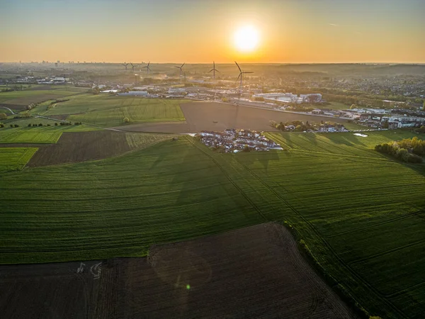 太阳落山时风力涡轮机能量的空中观测 风车农场日落在农村 可持续清洁能源的概念 拍摄无人机 高质量的照片 — 图库照片
