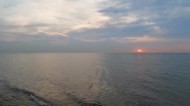 Uyumak için okyanus dalgaları, atmosfer dalgaları, okyanus dalgaları. Paradisiac plajı ve sakin sahil dalgaları barış için. Gün batımında okyanus dalgalarının sakinleştirici sesi. Deniz manzarası, doğa sahile benziyor. Yüksek kalite 4k