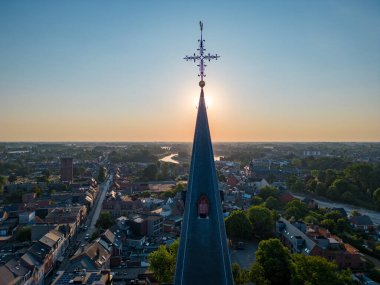 Duffel, Antwerp, Belçika, 15 Haziran 2023, Saint Martin ya da Sint Martinus kilisesinin üzerindeki hava manzarası, Duffel kasabasında, Antwerp bölgesinde evleri ve havadan çekilmiş