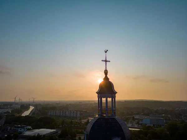 紺碧の青紫色の日の出の空に対して 天の宗教的な教会やチャペルの鐘楼の尖塔のシルエットの空中ビュー 高品質の写真 — ストック写真