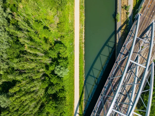 Widok Lotu Ptaka Metalowy Most Kolejowy Nad Rzeką Lasem Polami — Zdjęcie stockowe