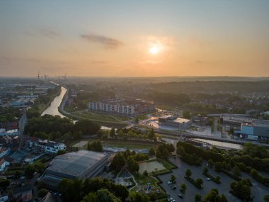 Halle, Vlaams brabant, Belçika, 06 09 2023, gündoğumunda Halle şehrinin merkezinin havadan görünüşü. Yüksek kalite fotoğraf