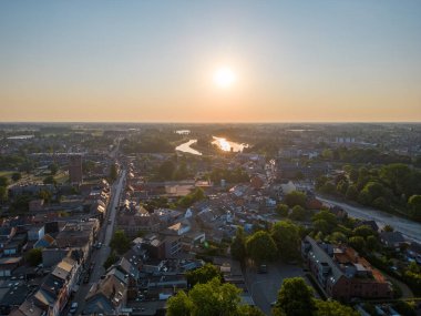 Duffel, Antwerp, Belçika, 22 Haziran 2023, Antwerp bölgesindeki Duffel kasabasının ya da köyünün havadan görünüşü, gündoğumunda köyün evleri ve caddelerini gösteriyor. Yüksek kalite