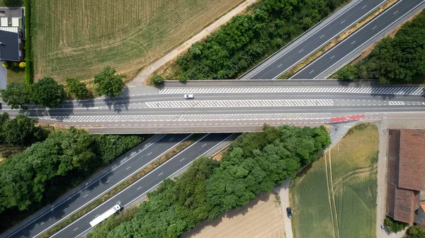 Αεροφωτογραφία Του Δρόμου Γέφυρα Πάνω Από Αυτοκινητόδρομο Και Δάσος Και — Φωτογραφία Αρχείου