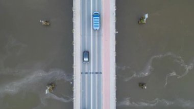 Hava görüntüsü, köprünün hemen üstünde az trafik var. Yavaş Havadan Kuşların Gözü Tepede Derin Mavi Nehir ya da Sabit Körfez Su Yüzeyi. Sahne halen kopyasıyla havadan taşınıyor