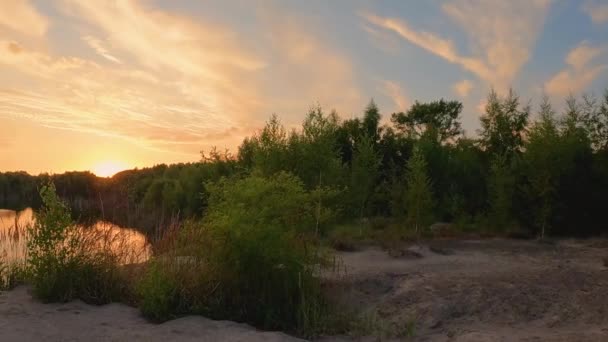Vakker Solnedgang Skyet Himmel Skogsjø Kvelden Ferien Som Viser Milde – stockvideo