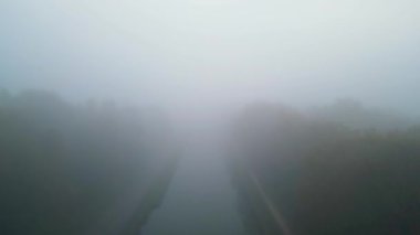 Mistik Dinginlik: Sisli Orman Nehrinde Hava Yolculuğu. Yüksek kalite 4K görüntüler, mistik bir hava yolculuğuna çıkarken bir nehrin üzerinde süzülürken ormanın içinde süzülürken.