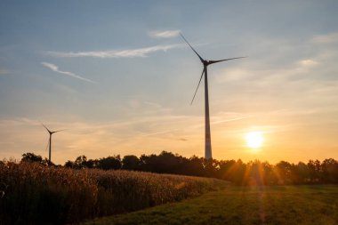 Türbinli yeşil enerji elektriği, elektrik üretimi için yel değirmeni, elektrik üreten rüzgar türbinleri. Temiz enerji kavramı. Yüksek kalite fotoğraf