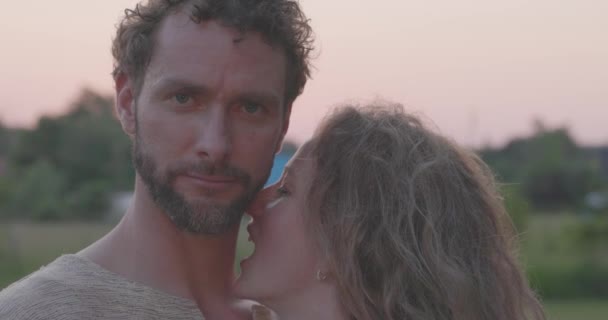 Primo Piano Una Bella Giovane Coppia Romantica Sensualmente Baciarsi Godersi — Video Stock