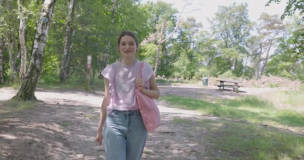 Varelser Grace Unga Kvinnor Serene Promenera Skogen Hög Kvalitet Film — Stockvideo
