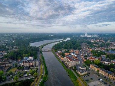 Duffel, Antwerp, Belçika, 15 Haziran 2023, Duffel kasabası veya köyü, Antwerp bölgesinde, köyün evleri ve caddelerini gösteren hava fotoğrafı. Yüksek kalite fotoğraf