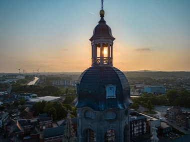 Halle, Vlaams brabant, Belçika, 06 09 2023, Halle şehrinin merkezinde Saint Martin Bazilikası ya da Sint Martinus 'un üzerinde doğan güneş. Yüksek kalite fotoğraf