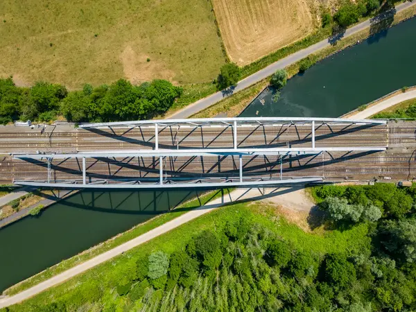 Αεροφωτογραφία Της Σιδηροδρομικής Γέφυρας Πάνω Από Ένα Ποτάμι Κάτοψη Του — Φωτογραφία Αρχείου