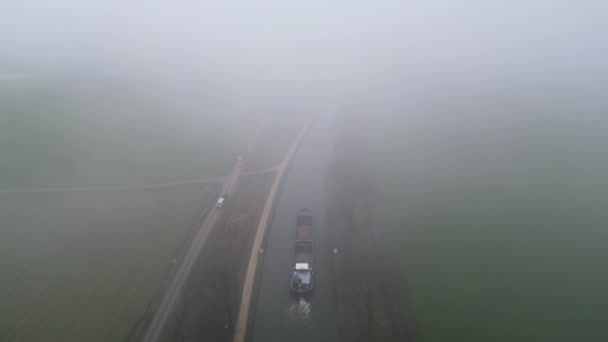 Mystisk Resa Flygfoto Lastfartyg Som Passerar Genom Foggy Winter Canal — Stockvideo
