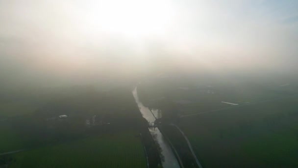 Mistik Bir Sabahın Büyüleyici Güzelliğine Dalın Kamera Büyüleyici Bir Nehir — Stok video