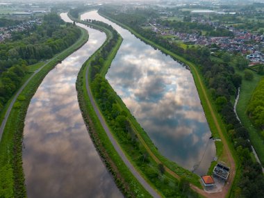 Belçika 'nın Duffel kentindeki Nete nehrinin üzerinde renkli dramatik bir gündoğumu manzarası. Taşımacılık için suyu olan nehir, tarım. Tarlalar ve çayırlar. Nehir ve orman manzarası. Yüksek kalite fotoğraf