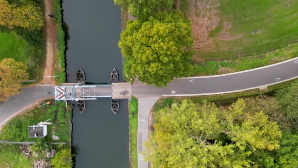 在一条宁静的乡村运河上 通过一座奇特的拉桥时 通过空中自上而下的镜头显示了交通的动态 乡下人的魅力与现代的流动相结合 使生活充满了活力 — 图库视频影像