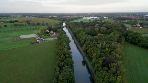 令人目瞪口呆的空中镜头掠过一条宁静的运河 周围环绕着茂密的树木和广袤的农田 人工水道与自然景观的和谐共存创造了一个令人振奋的世界 — 图库视频影像