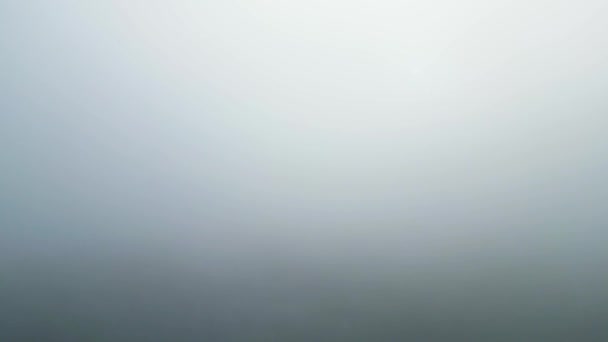 Захоплюючі Аерофотознімки Переходили Від Обволікаючих Хмар Туману Відкривали Спокійне Замерзле — стокове відео
