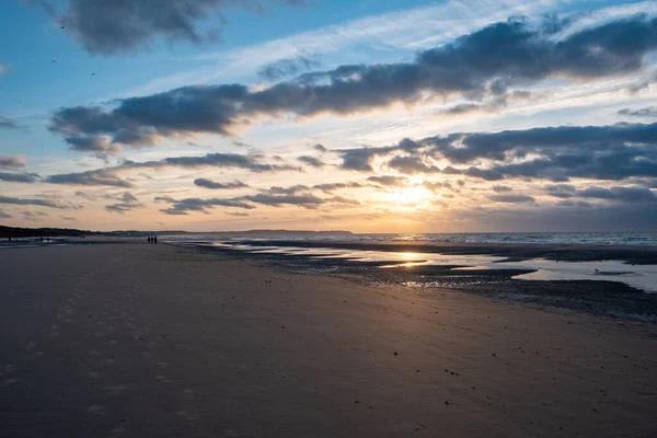 Una Magnifica Cattura Drammatico Cielo Tramonto Specchiato Nella Spiaggia Sabbiosa — Foto Stock
