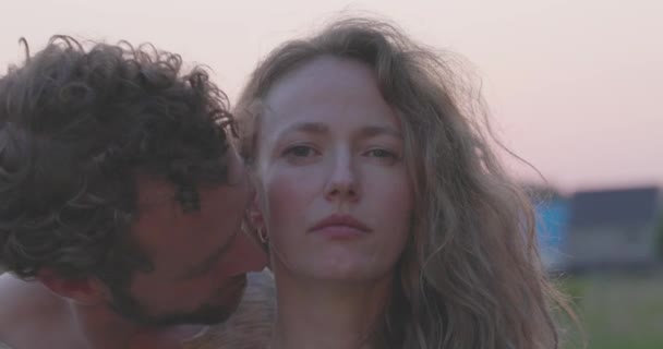Vídeo Íntimo Sensual Belo Casal Romântico Beijando Livre Este Close — Vídeo de Stock