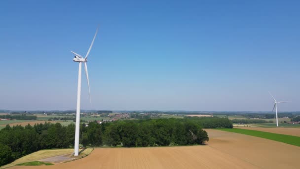 Korzystanie Natuwiąże Się Zachwycającym Widokiem Potężnej Farmy Turbin Wiatrowych Która — Wideo stockowe