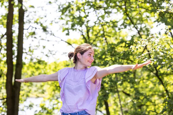 Mujer Joven Con Los Brazos Abiertos Disfruta Estar Aire Libre — Foto de Stock