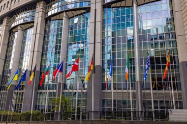 BRÜKSEL, BELGIUM, 23 Haziran 2023, Brüksel 'deki Avrupa Parlamentosu binasının önünde bayrak sallıyor. Yüksek kalite fotoğraf