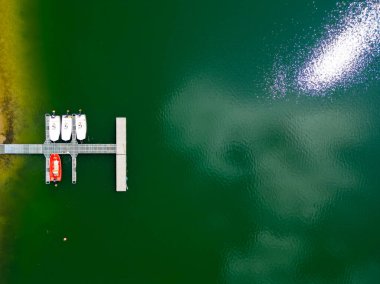 Yat kulübünün ahşap rıhtımların yakınındaki teknelerin ve yelkenlilerin hava manzarası. Avrupa 'nın en iyi manzarası. Deniz kıyısına yakın büyük bir tekne parkı. Yaz konseptinde yatçılık. Yüksek kalite fotoğraf