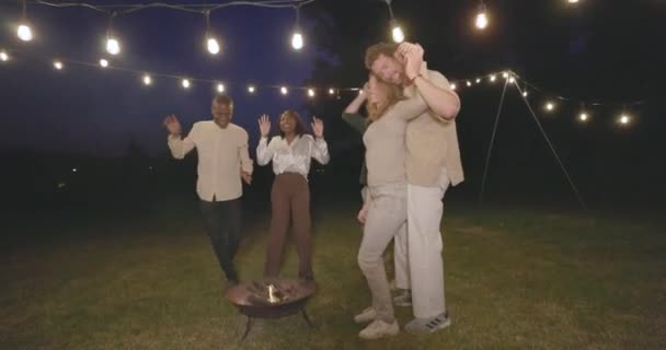 Dışarıda Barbekü Yapan Gülen Dans Eden Geceleri Havai Fişeklerle Eğlenen — Stok video