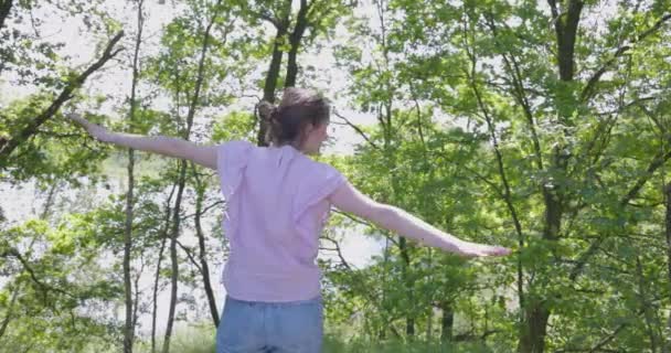 Junge Frau Mit Weit Ausgebreiteten Armen Genießt Den Sonnigen Sommertag — Stockvideo