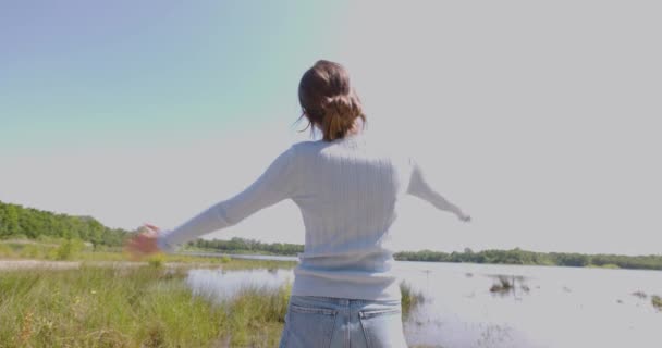 Strålande Frihet Joyful Woman Embracing Natures Beauty Forest Lake Free — Stockvideo