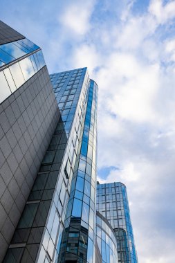 Mavi gökyüzüne karşı modern gökdelenlerin alt manzarası. Yüksek kalite fotoğraf