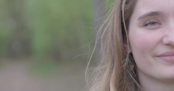 Sorprendente Retrato Cerca Una Joven Mujer Caucásica Segura Serena Con — Vídeos de Stock