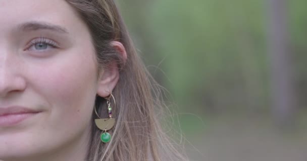 Вражаючий Крупним Планом Портрет Впевненої Безтурботної Молодої Кавказької Жінки Блідою — стокове відео